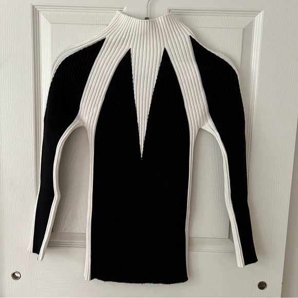 VENUS Sweaters - VENUS Women’s Off White and Black Ribbed Knit Mock Neck Sweater Medium Stretchy
